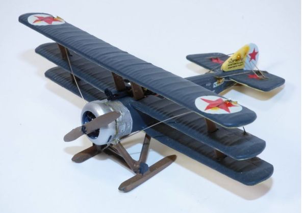 AKI0309 - Dreidecker-Kampfflugzeug SOPWITH in den russischen Farben. - 1