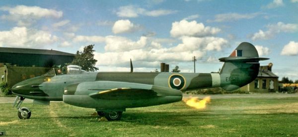 REV03830 - Flugzeug Gloster Meteor 1. Auflage zum Zusammenbauen und Bemalen - 1