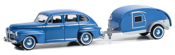 GREEN32300-A - FORD Fordor super deluxe 1942 blau mit Wohnwagen aus der Serie HITCH & TOW in Blisterverpackung. - 1