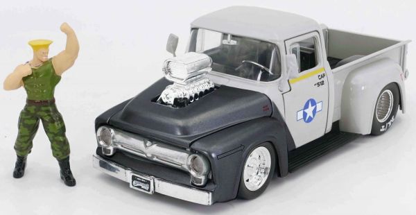 JAD34373 - FORD F100 Pick-up 1956 grau mit Guile Figur. - 1