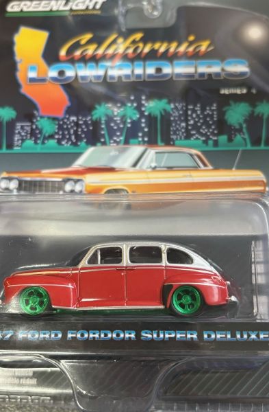 GREEN63050-AVERT - FORD Fordor Super deluxe 1947 rot mit grünen Felgen aus der Serie CALIFORNIA LOWRIDERS in Blisterverpackung. - 1