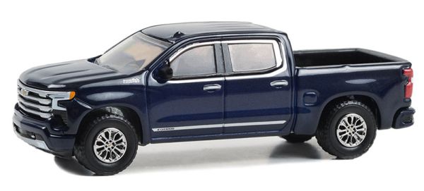 GREEN68040-A - CHEVROLET Silverado High Country 2023 Blau aus der SHOWROOM FLOOR Serie in Blisterverpackung. - 1