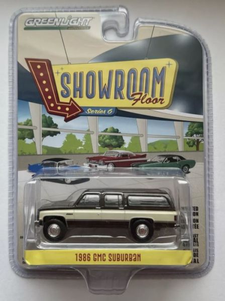 GREEN68060-E - GMC Suburban 1986 Braun und Beige aus der SHOWROOM FLOOR-Serie in Blisterverpackung - 1