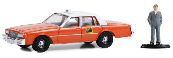 GREEN97150-B - CHEVROLET Impala Capitol cab taxi 1981 orange mit Mann im Anzug aus der THE HOBBY SHOP-Serie unter Blisterverpackung. - 1