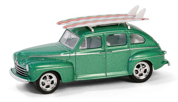 GREEN97160-A - FORD Fordor Super Deluxe mit Surfbrettern 1946 grün aus der Serie THE HOBBY SHOP in Blisterverpackung. - 1