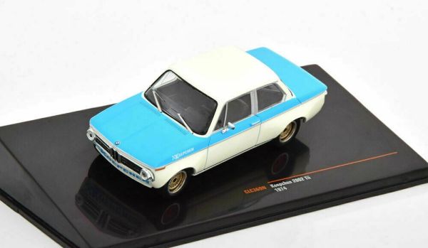 IXOCLC369N - BMW-Köpchen 2002 Tii 1974 Weiß und Blau - 1