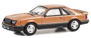 GREEN13340-F - FORD Mustang Cobra 1980 Braun aus der THE STAMPEDE-Serie unter Blisterverpackung.