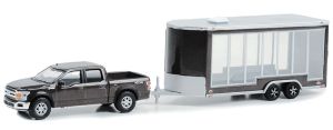 GREEN32280-D - FORD F-150 Lariat 4X4 2020 grau mit verglastem Anhänger aus der Serie HITCH & TOW unter Blister.