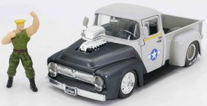 JAD34373 - FORD F100 Pick-up 1956 grau mit Guile Figur.