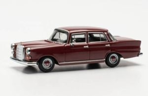 HER420457-002 - MERCEDES 200 fintail weinrot