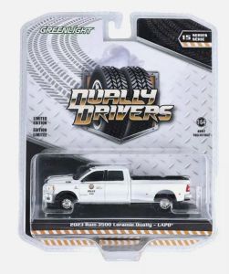 GREEN46150-F - RAM 3500 Laramie Dually 2023 LAPD-Polizei aus der DUALLY DRIVERS-Serie in Blisterverpackung.