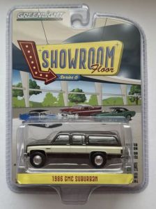 GREEN68060-E - GMC Suburban 1986 Braun und Beige aus der SHOWROOM FLOOR-Serie in Blisterverpackung