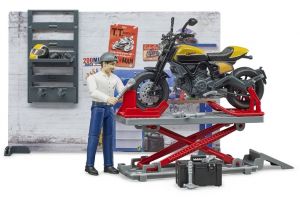 BRU62102 - Mechaniker mit DUCATI Scrambler Motorrad und Zubehör