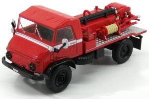 G190E013 - UNIMOG 404 Feuerwehrleute aus Italien