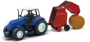 NEW05685B - Blauer Traktor mit Rundballenpresse