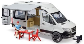 BRU2672 - MERCEDES Sprinter Wohnmobil mit Figur und Zubehör