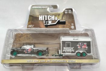 GREEN32270-C_VERT - DODGE RAM 2500 VP-RACING FUELS-MAKIN mit grünen Felgen und Anhänger aus der Serie HITCH & TOW in Blisterverpackung.