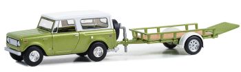 GREEN32300-B - HARVESTER Scout mit Anhänger 1970 aus der Serie HITCH & TOW in Blisterverpackung.