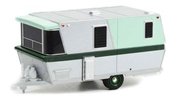 GREEN34120-A - Wohnwagen Holiday House 1962 aus der Serie HITCHED Homes in Blisterverpackung.