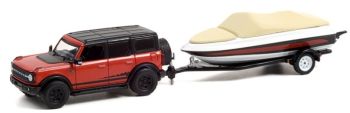 GREEN32230-D - 2021 FORD Bronco Wildtrack mit HITCH & TOW Anhänger und Boot in Blisterverpackung