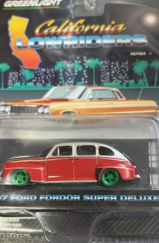 GREEN63050-AVERT - FORD Fordor Super deluxe 1947 rot mit grünen Felgen aus der Serie CALIFORNIA LOWRIDERS in Blisterverpackung.