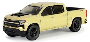 GREEN68050-C - CHEVROLET Silverado LT Trail boss 2023 beige aus der SHOWROOM FLOOR Serie in Blisterverpackung.