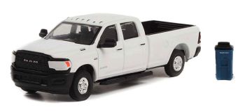 GREEN97130-F - DODGE Ram 2500 Tradesman 2021 mit Mülltonne aus der THE HOBBY SHOP-Serie in Blisterverpackung.