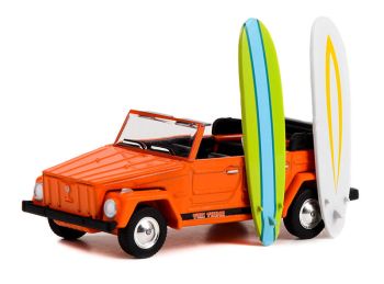 GREEN97140-C - VOLKSWAGEN Typ 181 1971 orange - THE THING - mit Surfbrettern aus der THE HOBBY SHOP-Serie in Blisterverpackung