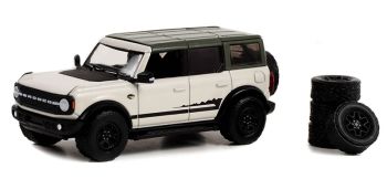 GREEN97140-E - FORD Bronco Wildtrak 2021 weiss mit Ersatzreifen aus der Serie THE HOBBY SHOP in Blisterverpackung